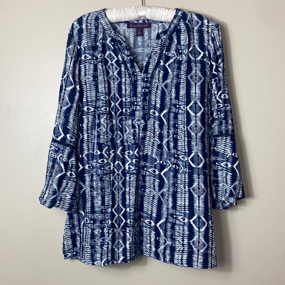 Gloria Vanderbilt blue and white patterned top size medium
